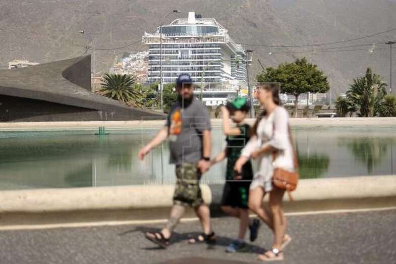 Un familia de turistas pasea por la plaza de España de Santa Cruz de Tenerife, en una imagen de archivo de comienzos de febrero (Foto EFE / Cristóbal García)
